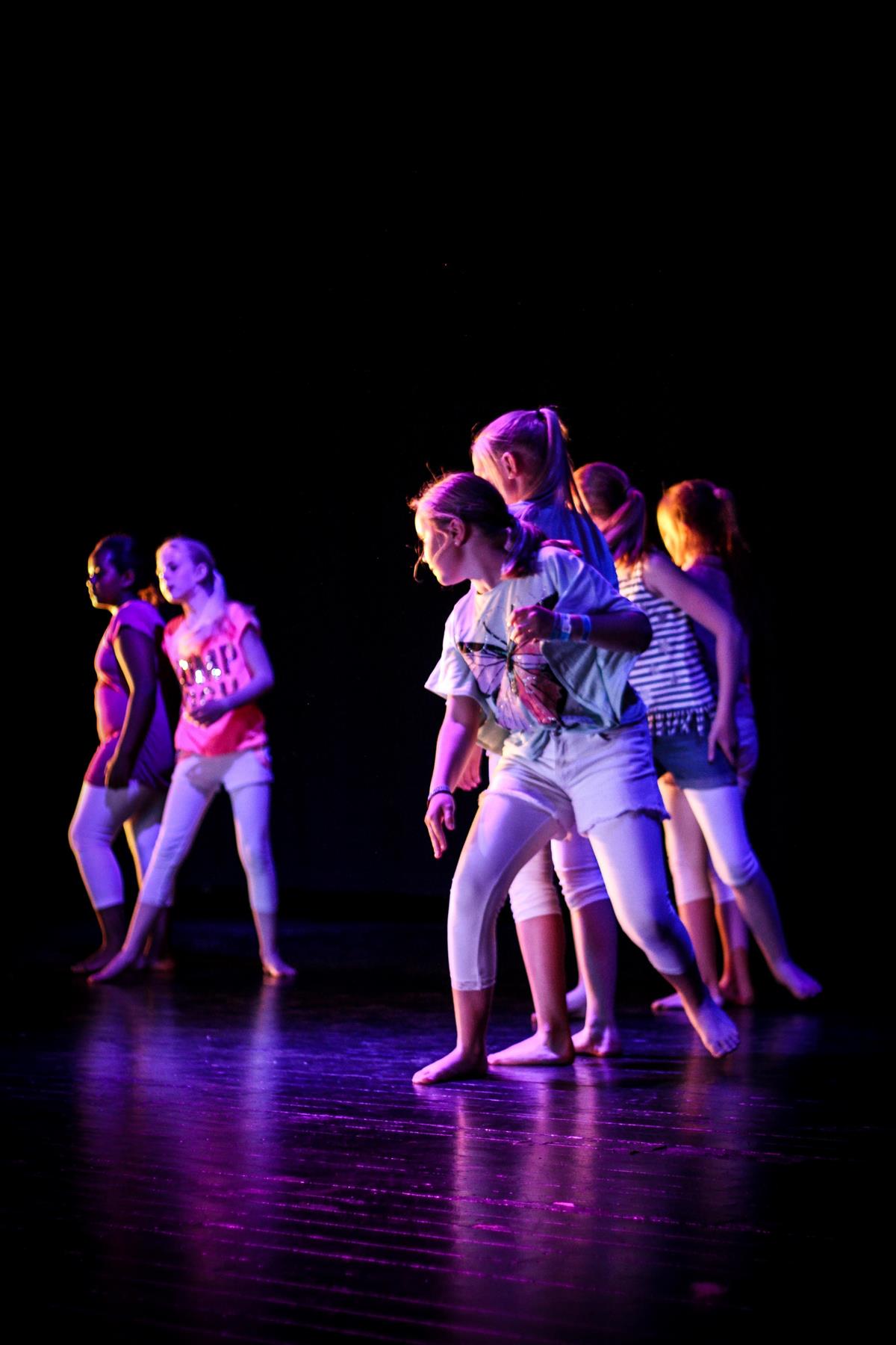 Bildet viser 6 dansejenter på en forestilling på scena i Gullbring - Klikk for stort bilde