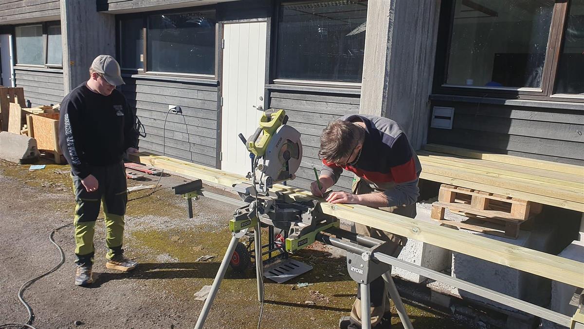 2 personer som jobber ved en kappsag - Klikk for stort bilde